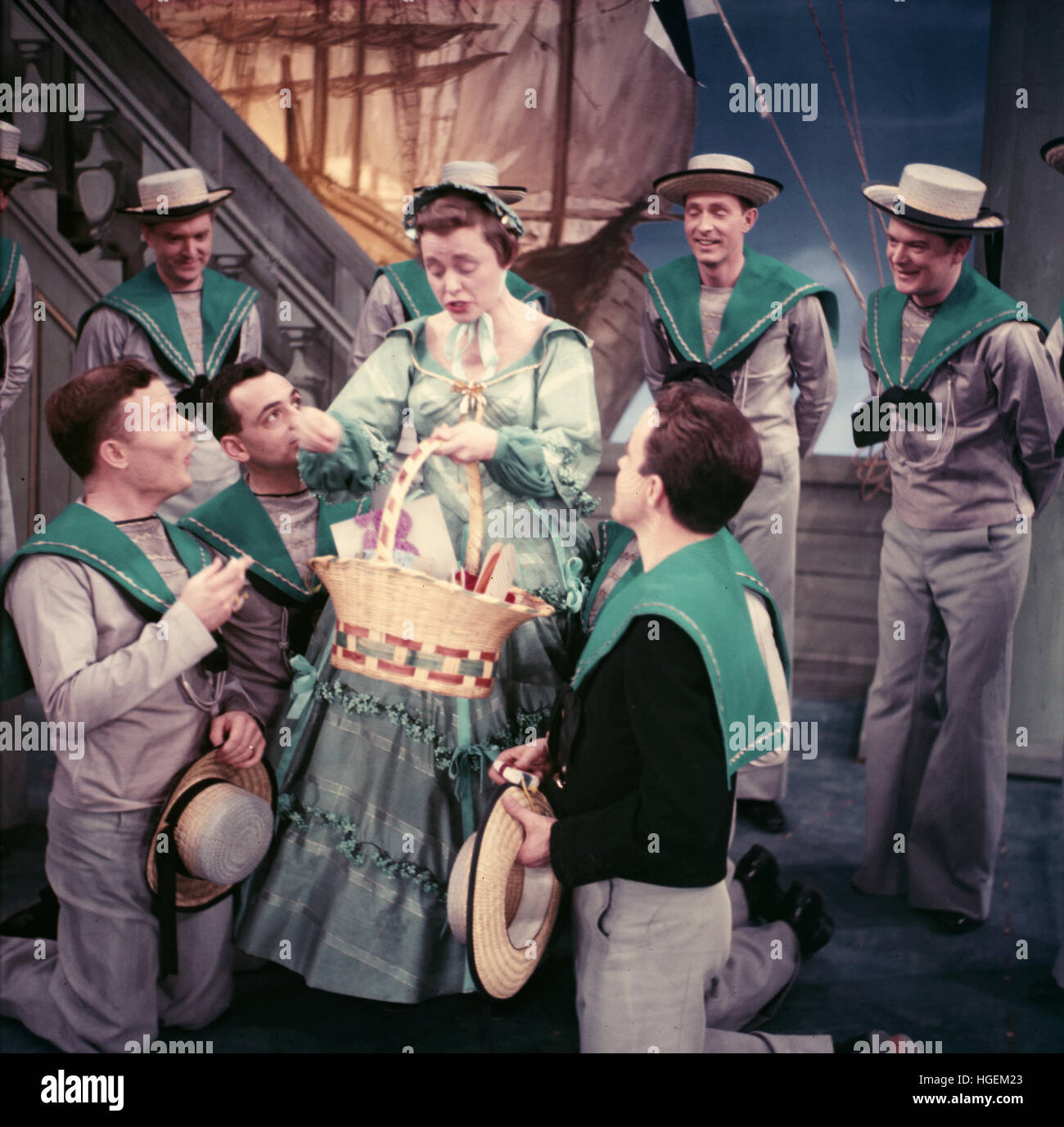 Pat Carroll in una produzione di Max Liebman, intitolato varietà, che ha coinvolto un invio del H.M.S. Pinafore. Foto Stock Pat Carroll in una produzione di Max Liebman, intitolato varietà, che ha coinvolto un invio del H.M.S. Pinafore. Foto Stock