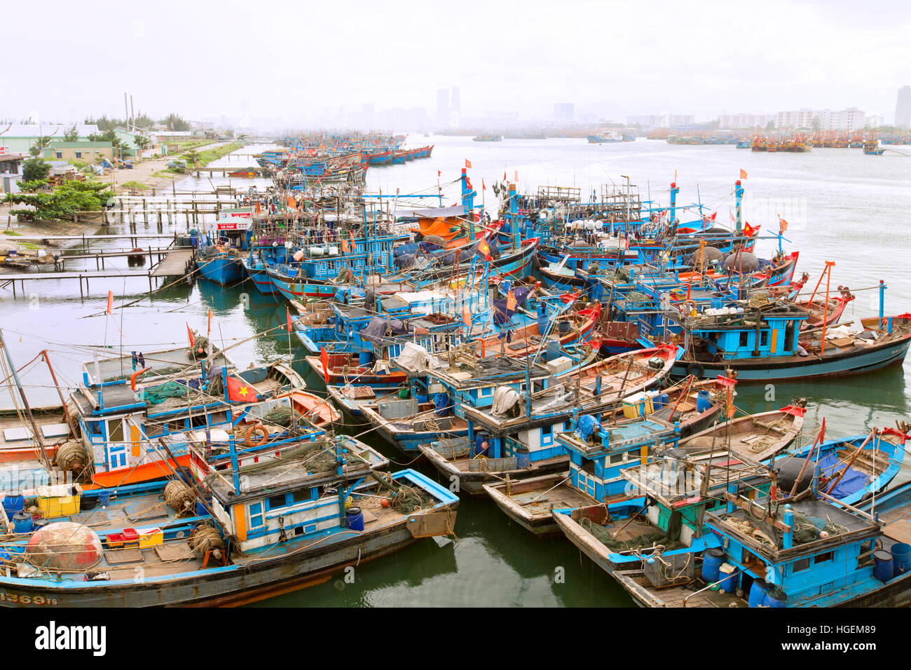 Ancorate barche da pesca della predizione del tifone che sopraggiungono. Foto Stock