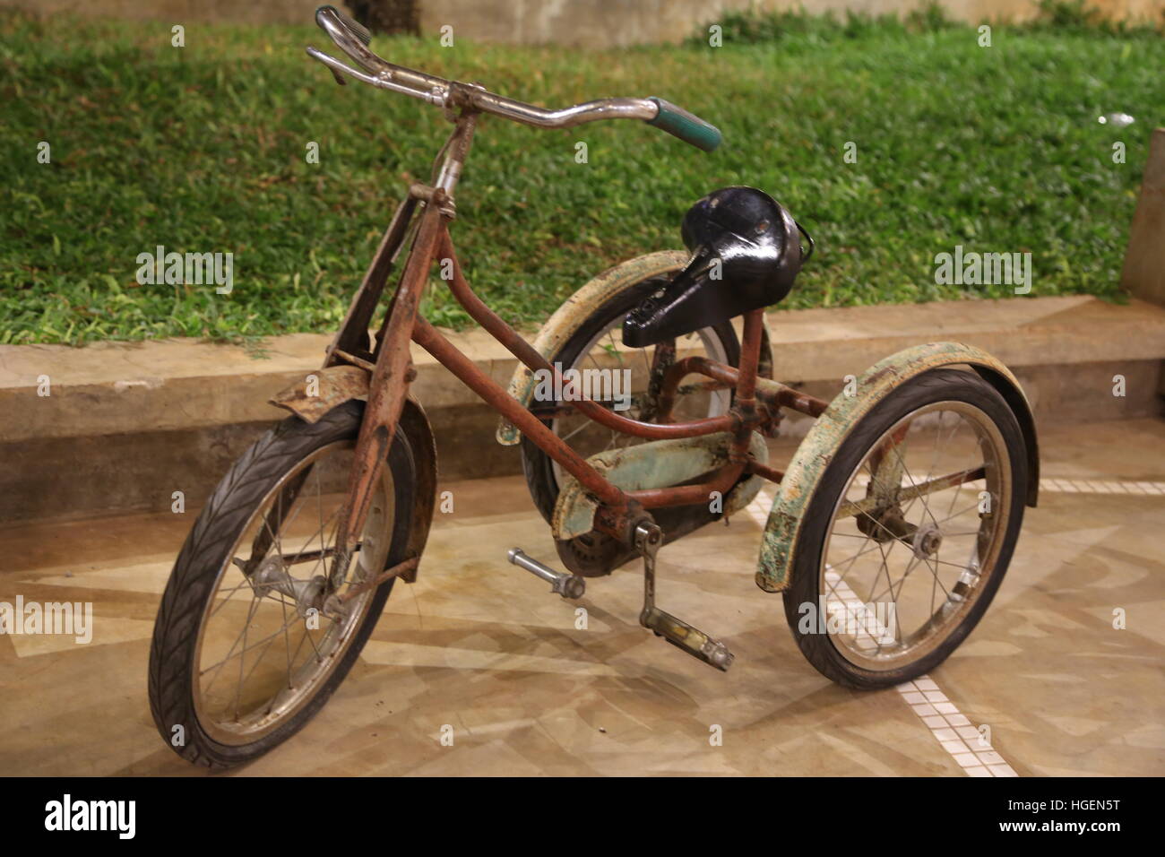 Molto vecchio triciclo. Il triciclo per bambini Foto stock - Alamy