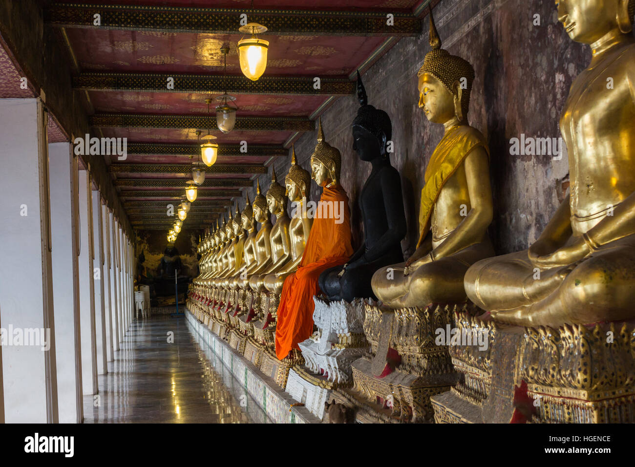 Fila di Golden Buddha in Thailandia (Bangkok, Thailandia) Foto Stock