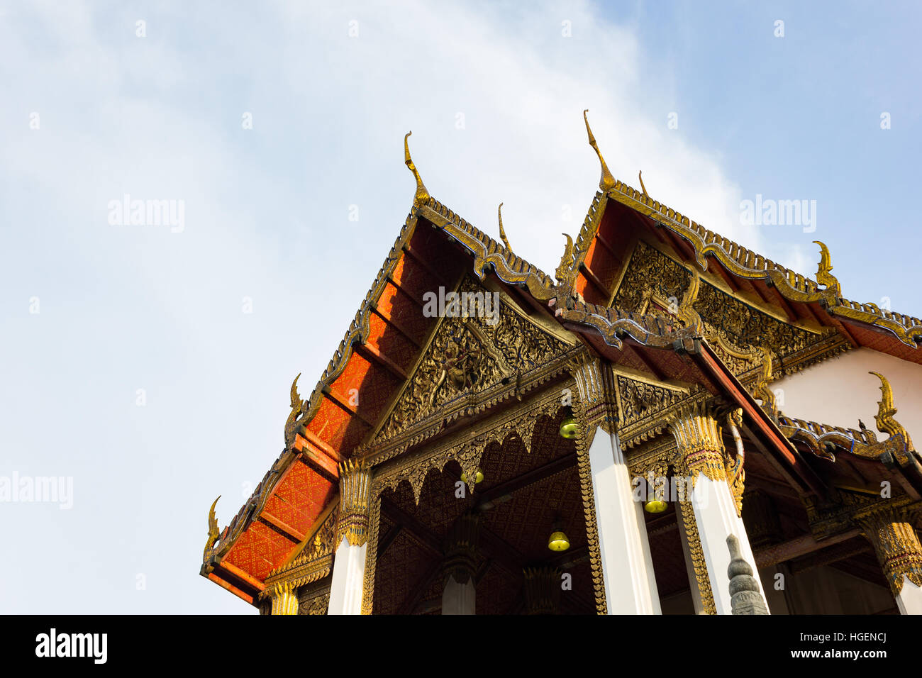 Lo stile del tetto del tempio tailandese sul cielo blu sullo sfondo Foto Stock