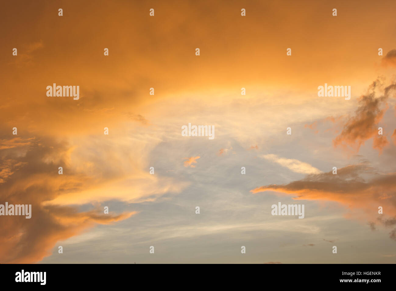 Abstract orange sky. immagine del fuoco rosso arancione tramonto Cielo Foto Stock