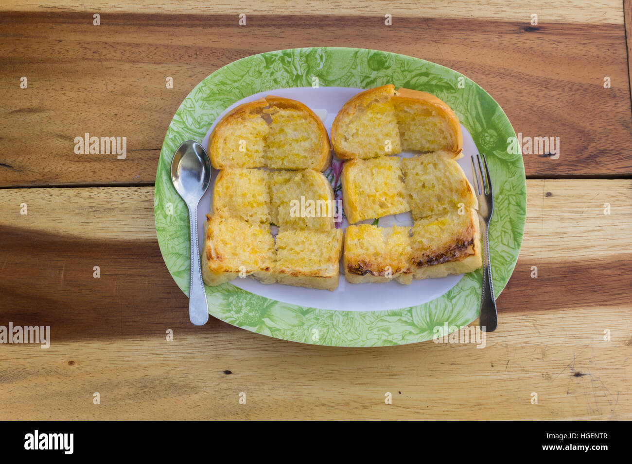 Toast fresco in una piastra sul tavolo Foto Stock
