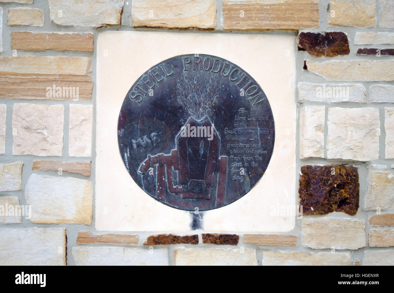 Una placca in ghisa intitolato " acciaio produzione", situato all'Limekilns a Southwick Riverside, Sunderland Foto Stock