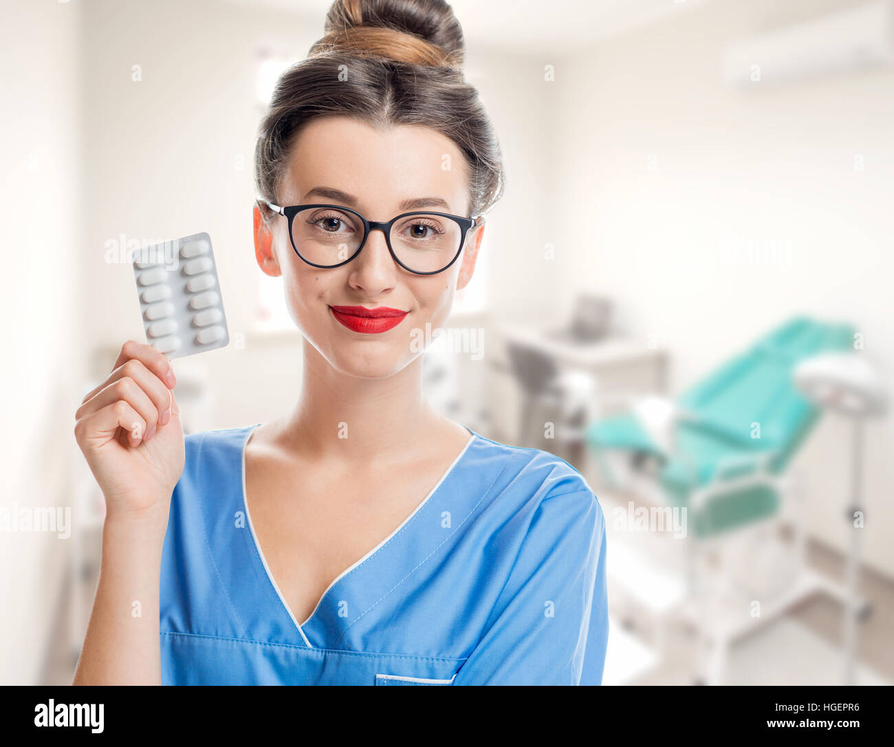 Ginecologo con le pillole Foto Stock