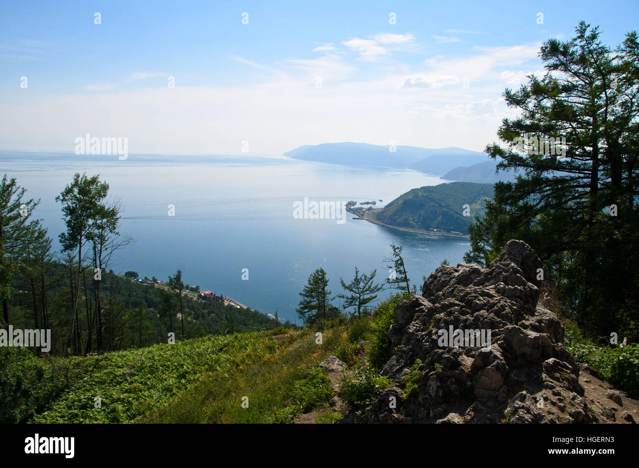 Punto di vista sul lago Baikal in Listvyanka. Foto Stock