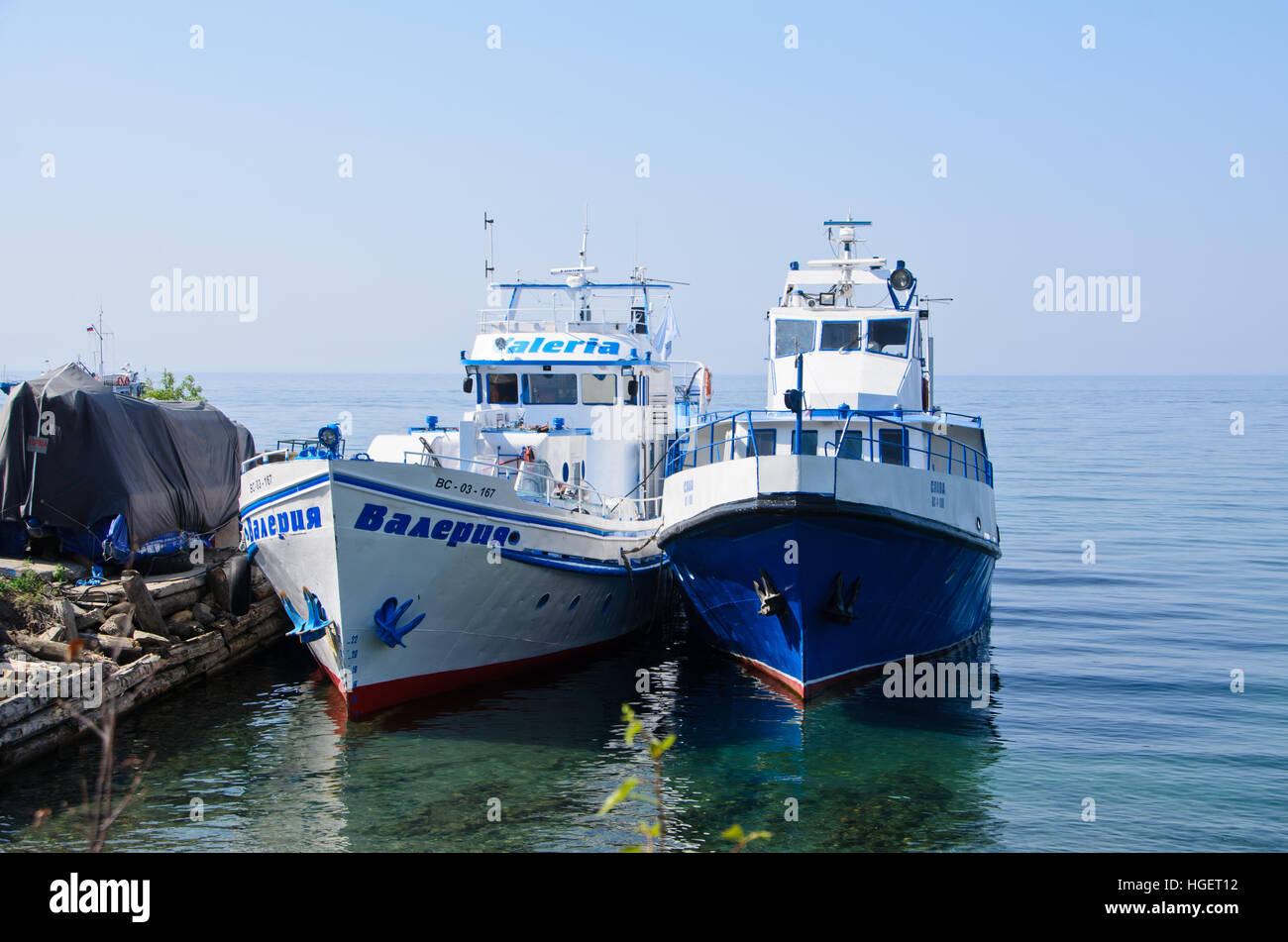 Due barche di ormeggio a un molo di Listvyanka. Foto Stock