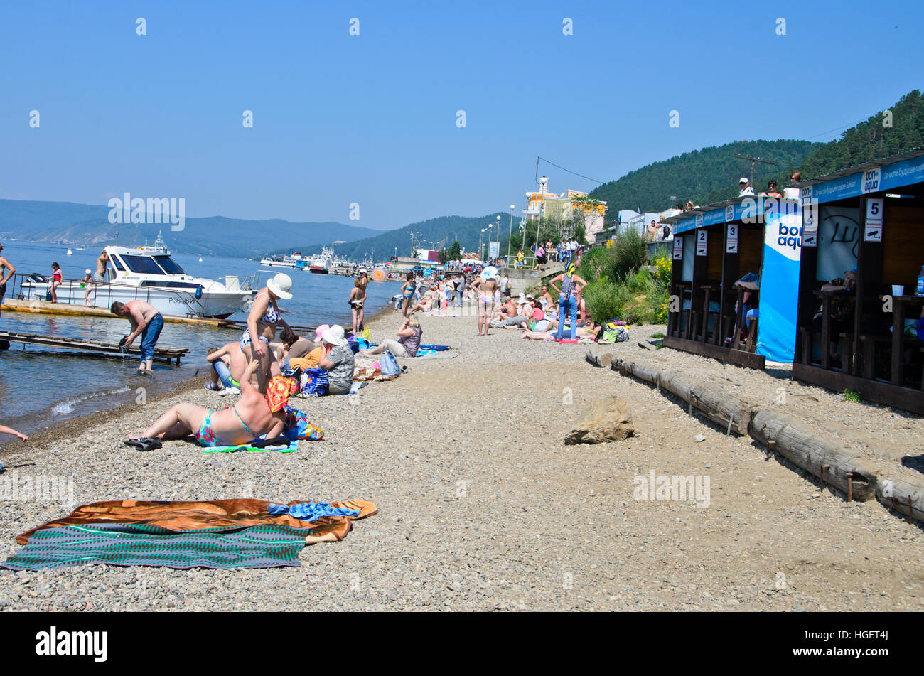 Spiaggia affollata di Listvyanka durante il periodo estivo. Foto Stock