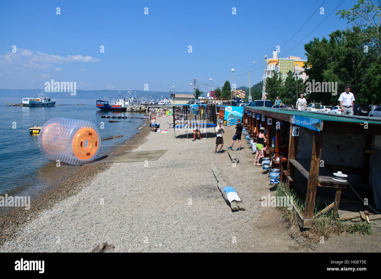Spiaggia affollata di Listvyanka durante il periodo estivo. Foto Stock