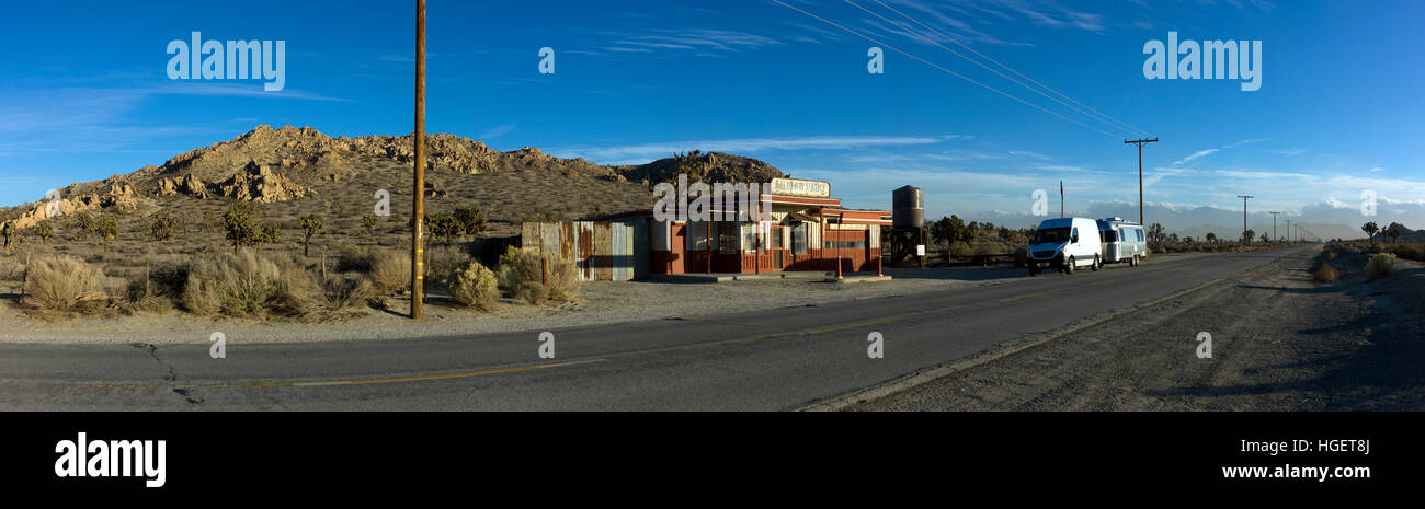 Vista panoramica autostrada attraverso il deserto della California Foto Stock