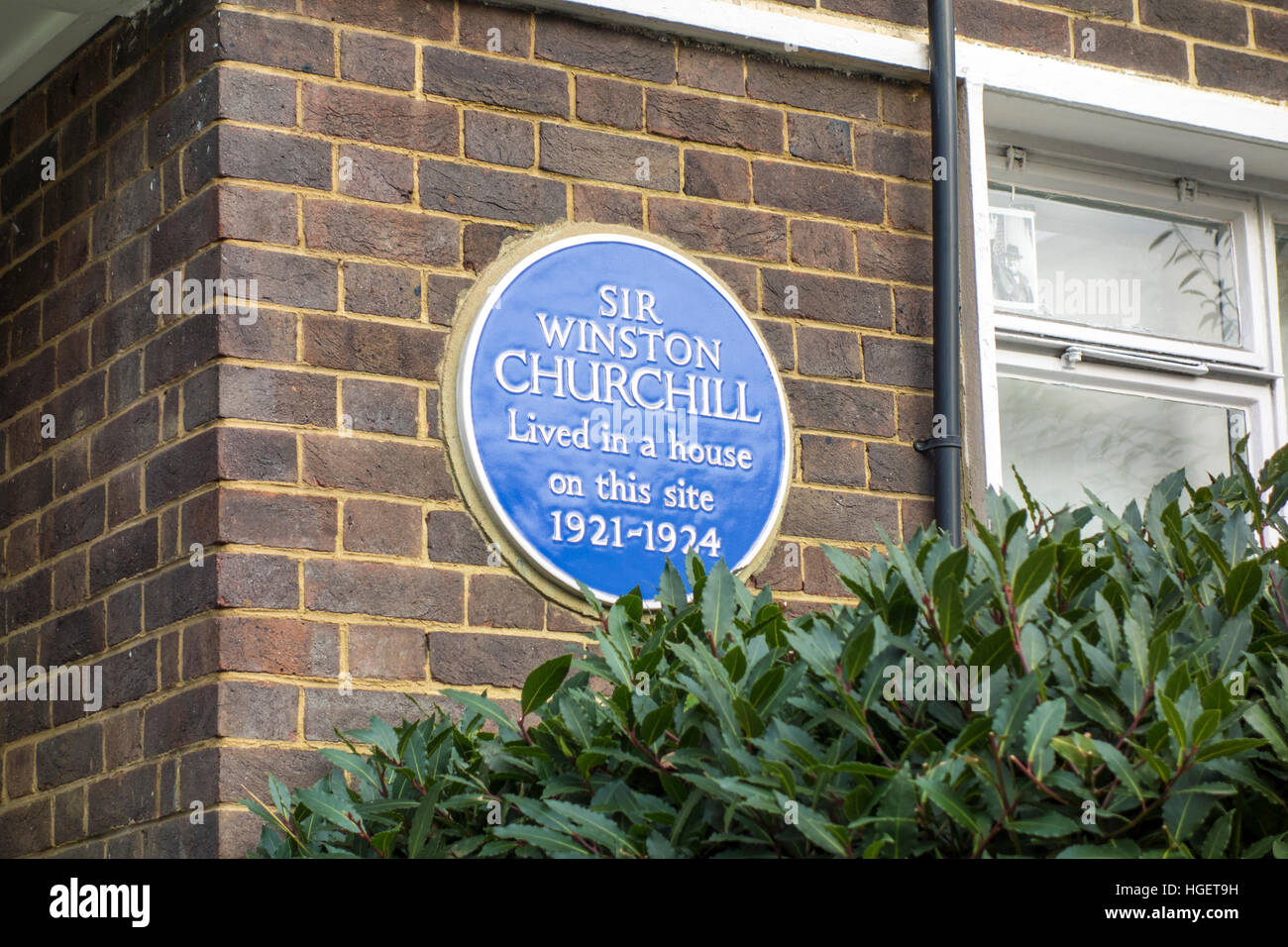 Targa blu mostra il sito di una casa dove Sir Winston Churchill vissuto 1921-1924. Sussex Square, London, Regno Unito Foto Stock