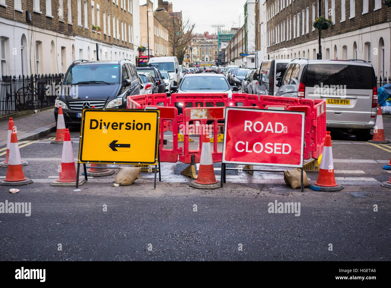 London street diversione e di strada chiusa segni Foto Stock