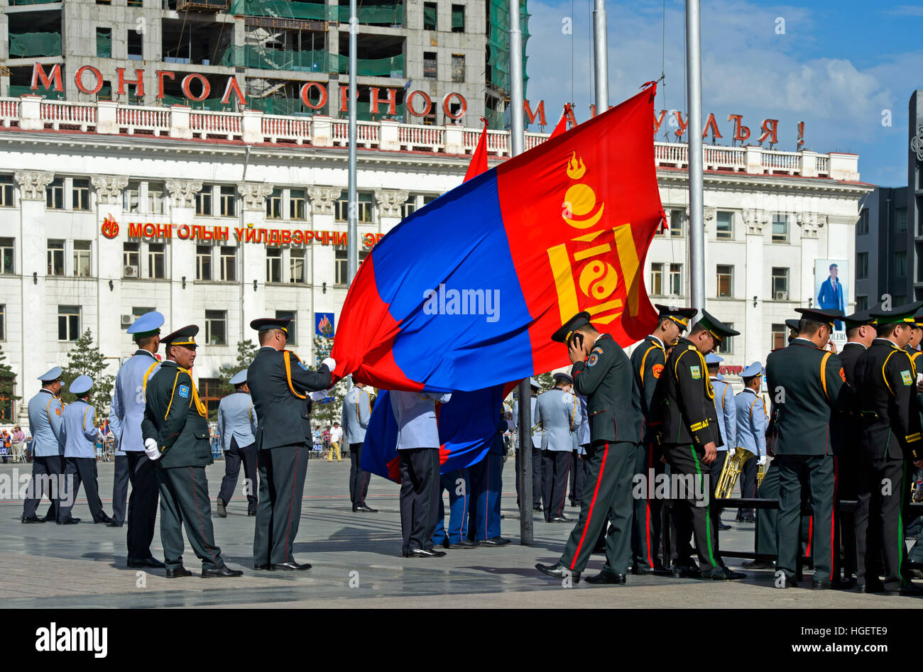 Funzionari dell'Armée mongola con la bandiera nazionale durante una cerimonia della bandiera sulla piazza Sukhbaatar, Ulaanbaatar, in Mongolia Foto Stock