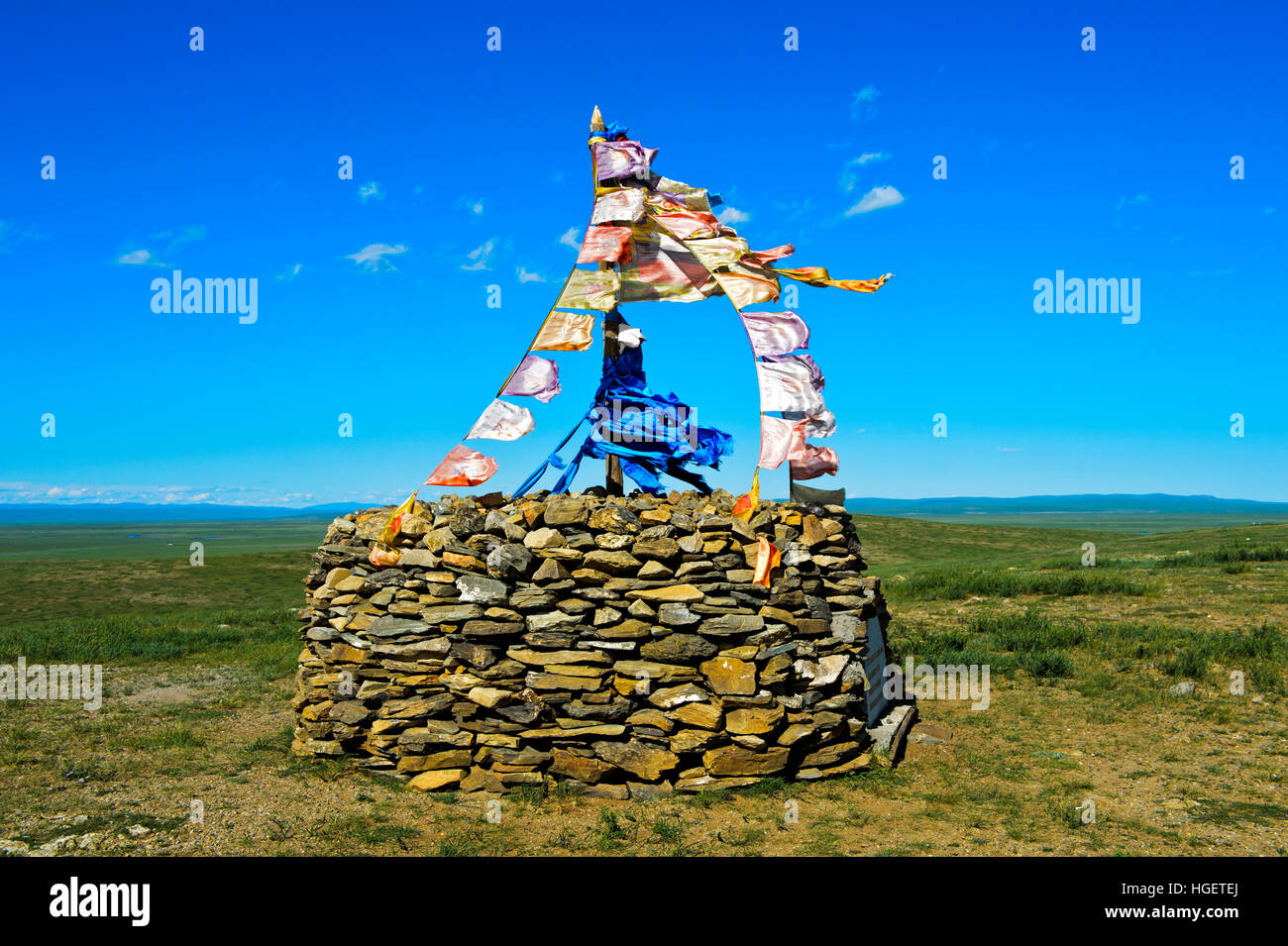 Ovoo, pietra sacra utilizzato heap del luogo di culto in lingua mongola tradizione religiosa, montagna pianura in Arkhangai Aimag, Mongolia Foto Stock