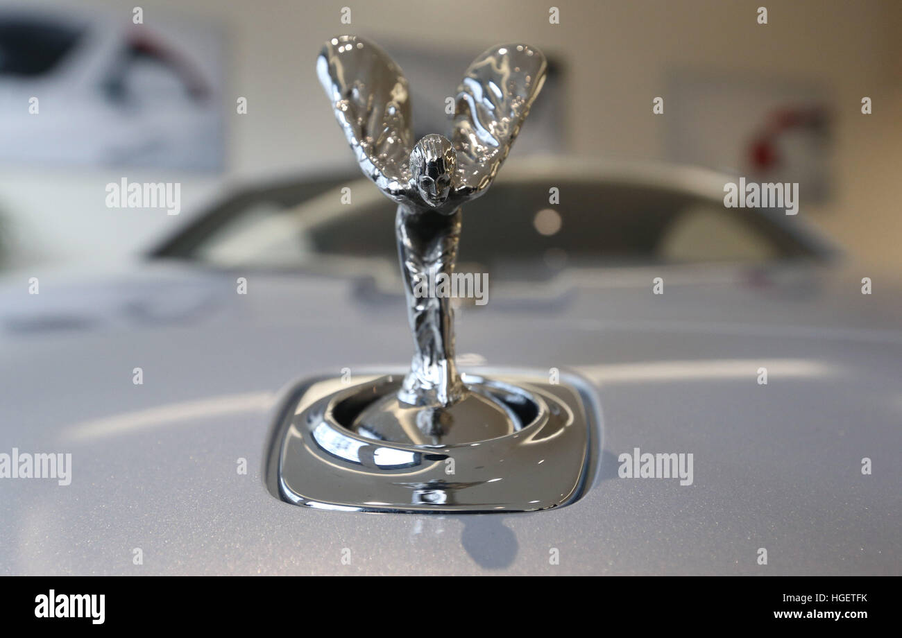 Lo spirito di Ecstasy ornamento del cofano su una Rolls-Royce auto presso la sede di Berkeley Square showroom di Londra, come Rolls-Royce Motor Cars ha rinnovato il suo impegno per la Gran Bretagna dopo a doppia cifra salto nel Regno Unito i ricavi hanno aiutato il tedesco-impresa di proprietà della tacca fino alla sua seconda massima record di vendite in più di un secolo. Foto Stock