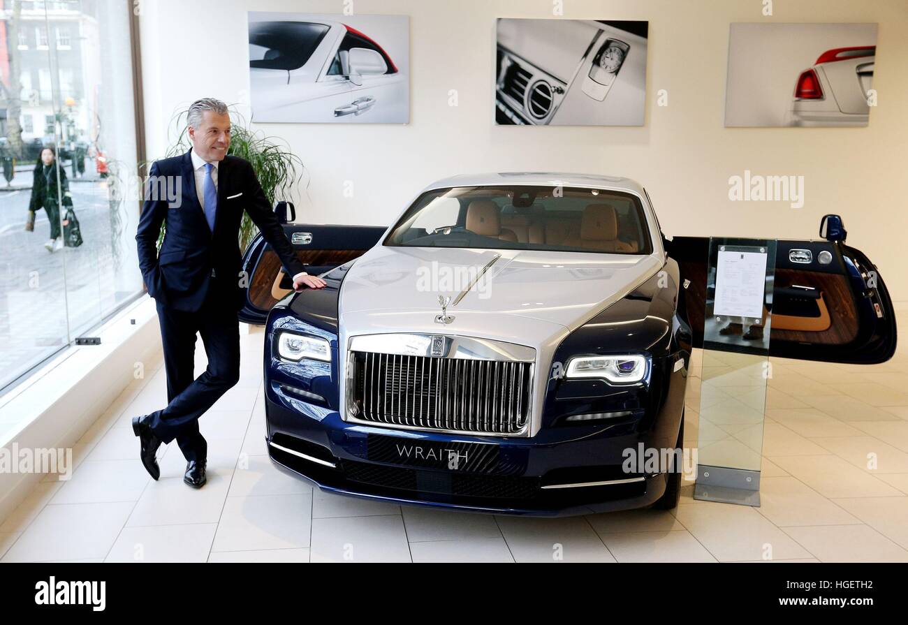 Rolls-Royce Motor Cars chief executive Torsten Muller-Otvos con una Rolls-Royce Necrospettro presso la sede di Berkeley Square showroom di Londra, come la società ha rinnovato il suo impegno per la Gran Bretagna dopo a doppia cifra salto nel Regno Unito i ricavi hanno aiutato il tedesco-impresa di proprietà della tacca fino alla sua seconda massima record di vendite in più di un secolo. Foto Stock