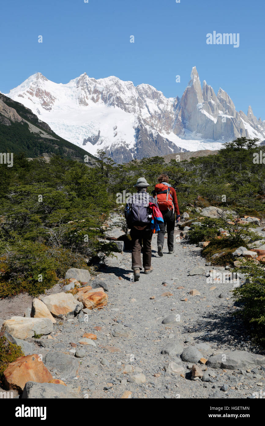 Gli escursionisti sul sentiero a Laguna Torre con vista del Cerro Torre, El Chalten, Patagonia, Argentina, Sud America Foto Stock
