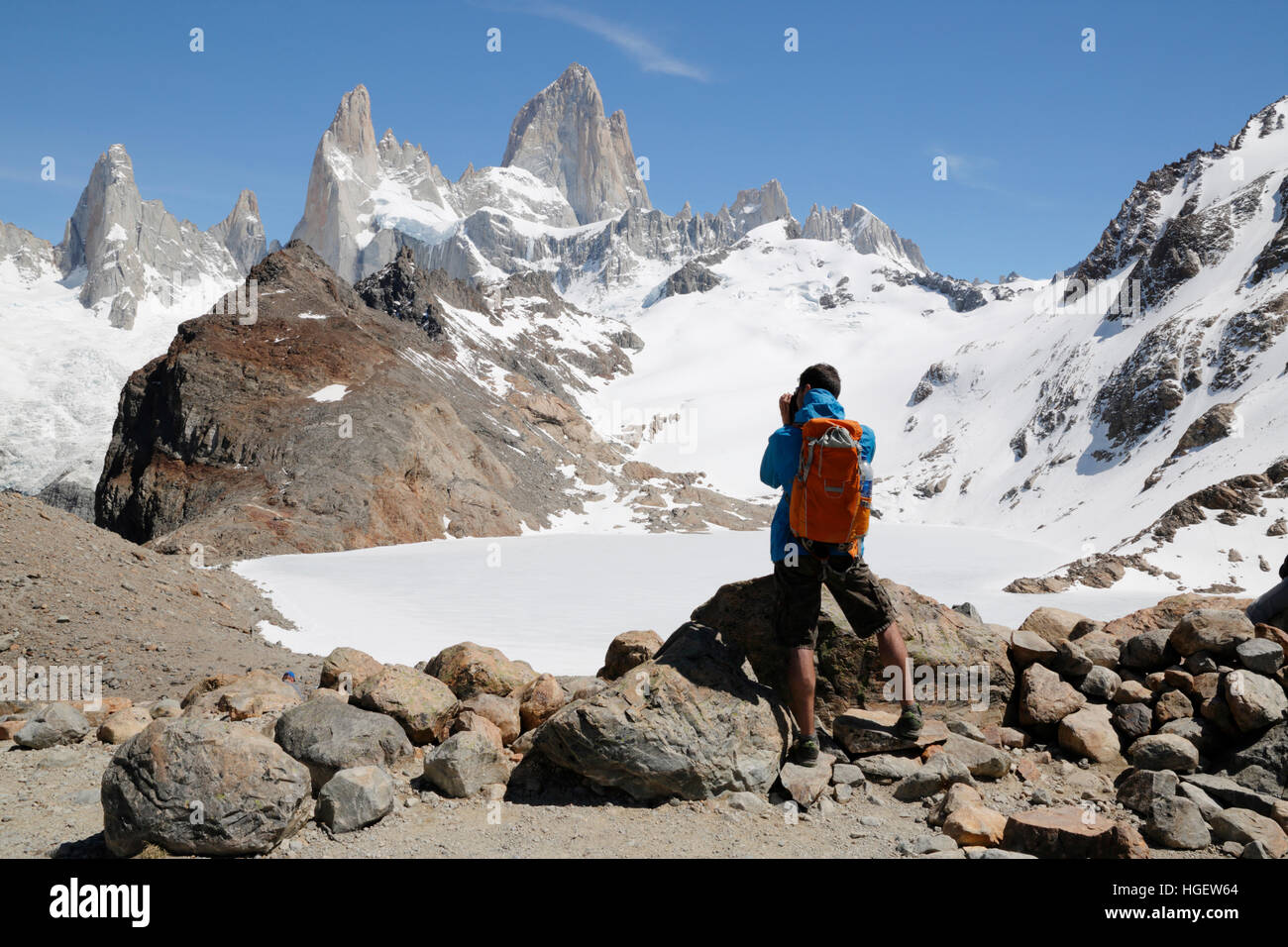 Escursionista fotografare la Laguna de los Tres ed il Monte Fitz Roy, El Chalten, Patagonia, Argentina, Sud America Foto Stock