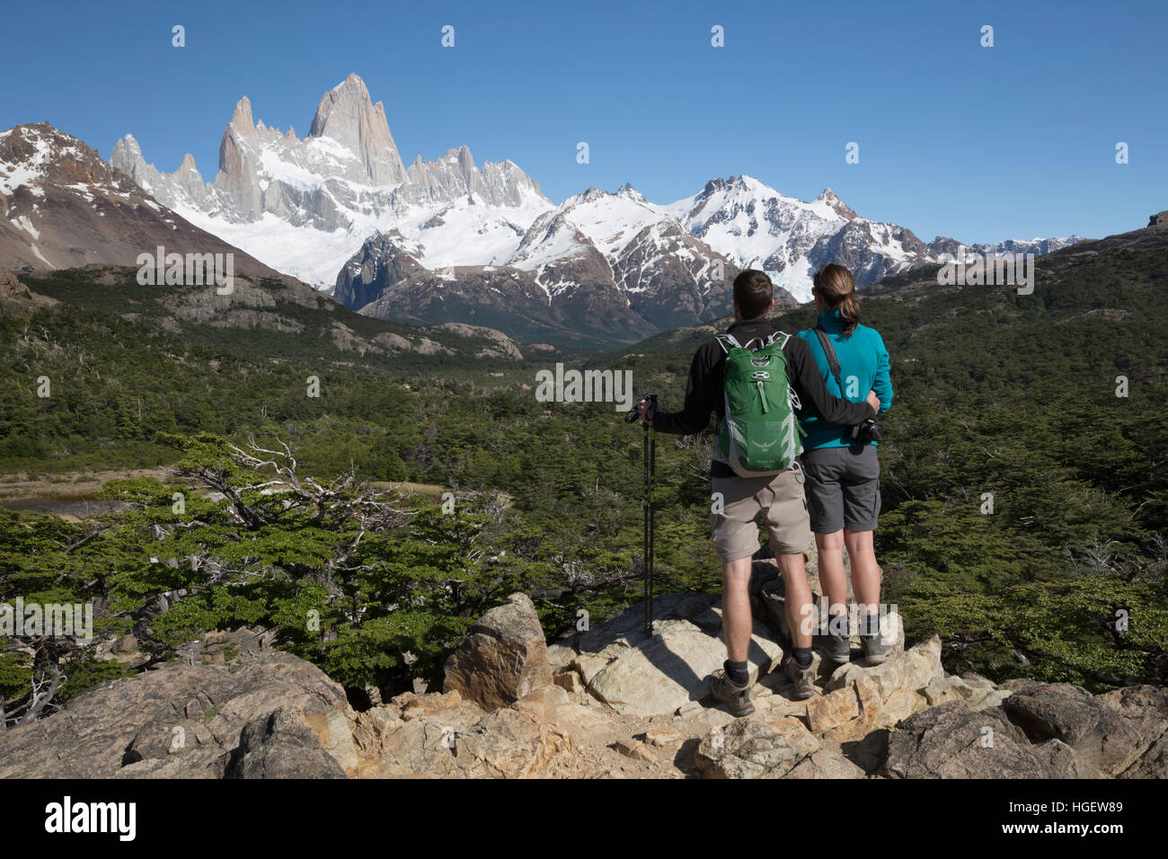 Gli escursionisti visualizzazione Mount Fitz Roy sulla Laguna de los Tres trail, El Chalten, Patagonia, Argentina, Sud America Foto Stock