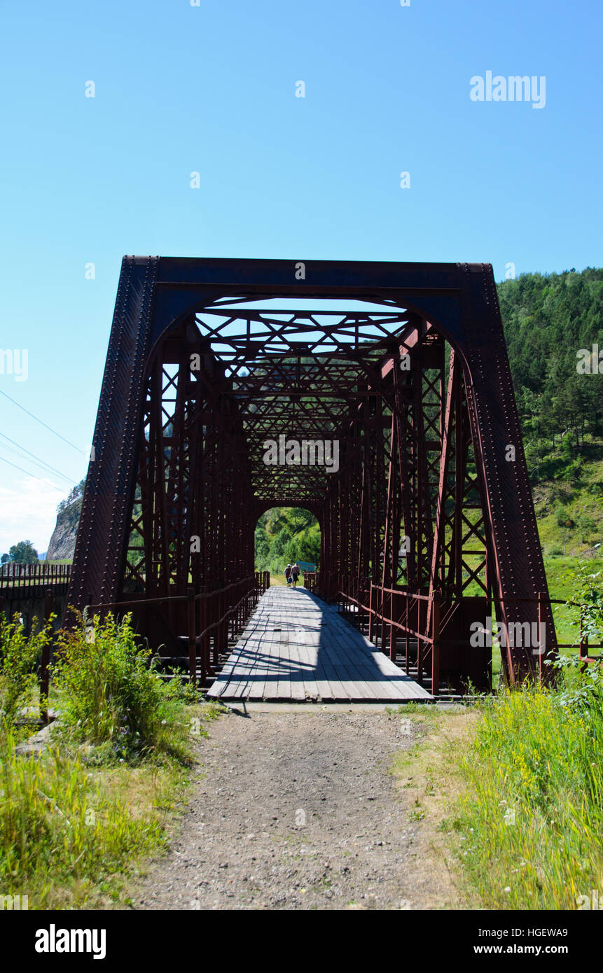 Il vecchio ponte in ferro di Trans-Siberia rotta vicino Polovinaya, Lago Baikal Foto Stock