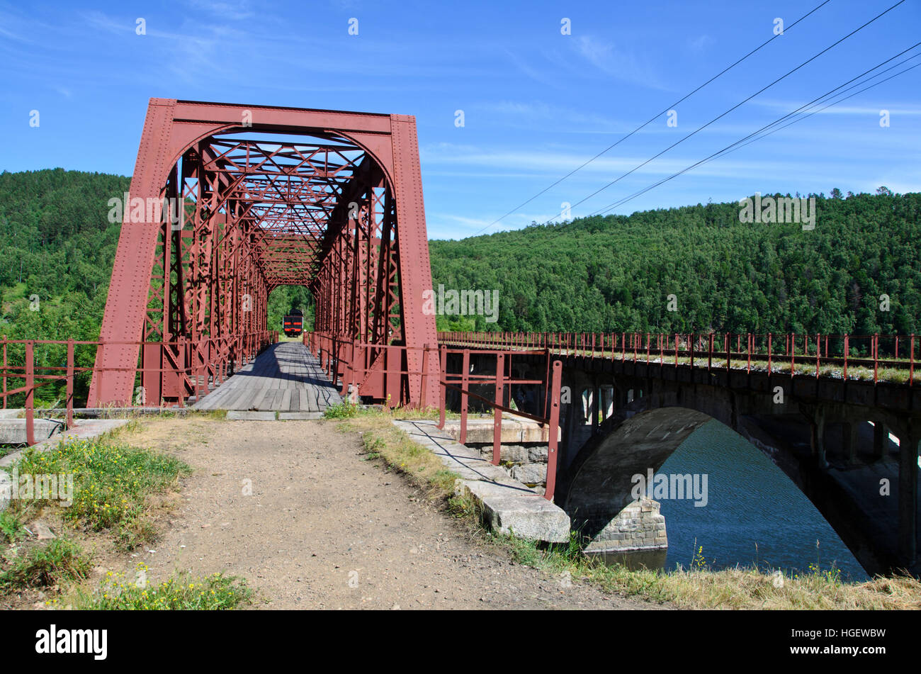 Il vecchio ponte in ferro di Trans-Siberia rotta vicino Polovinaya, Lago Baikal Foto Stock