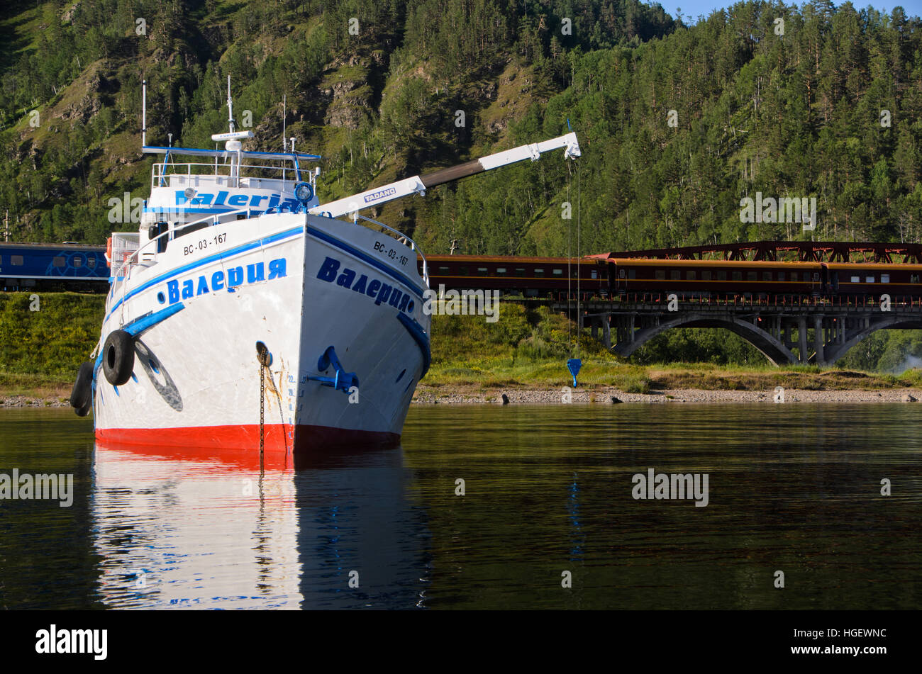 Valeria, la vita a bordo di una crociera barca diving al Lago Baikal, Siberia. Foto Stock