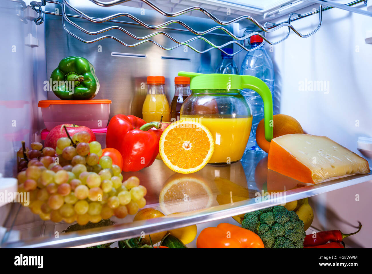 Aprire il frigorifero pieno di cibo. Cibo sano. Foto Stock