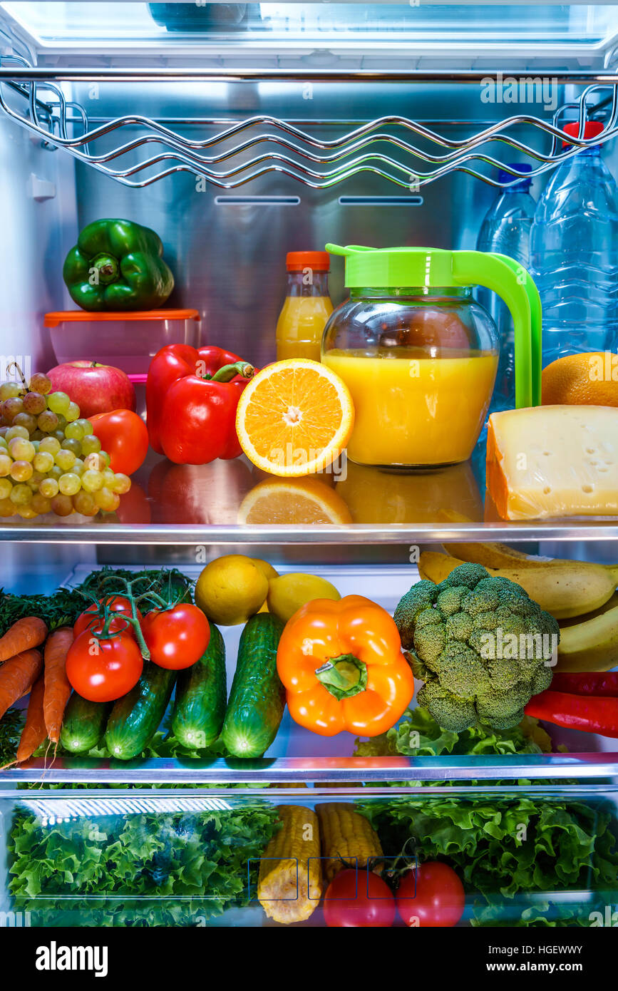Aprire il frigorifero pieno di cibo. Cibo sano. Foto Stock