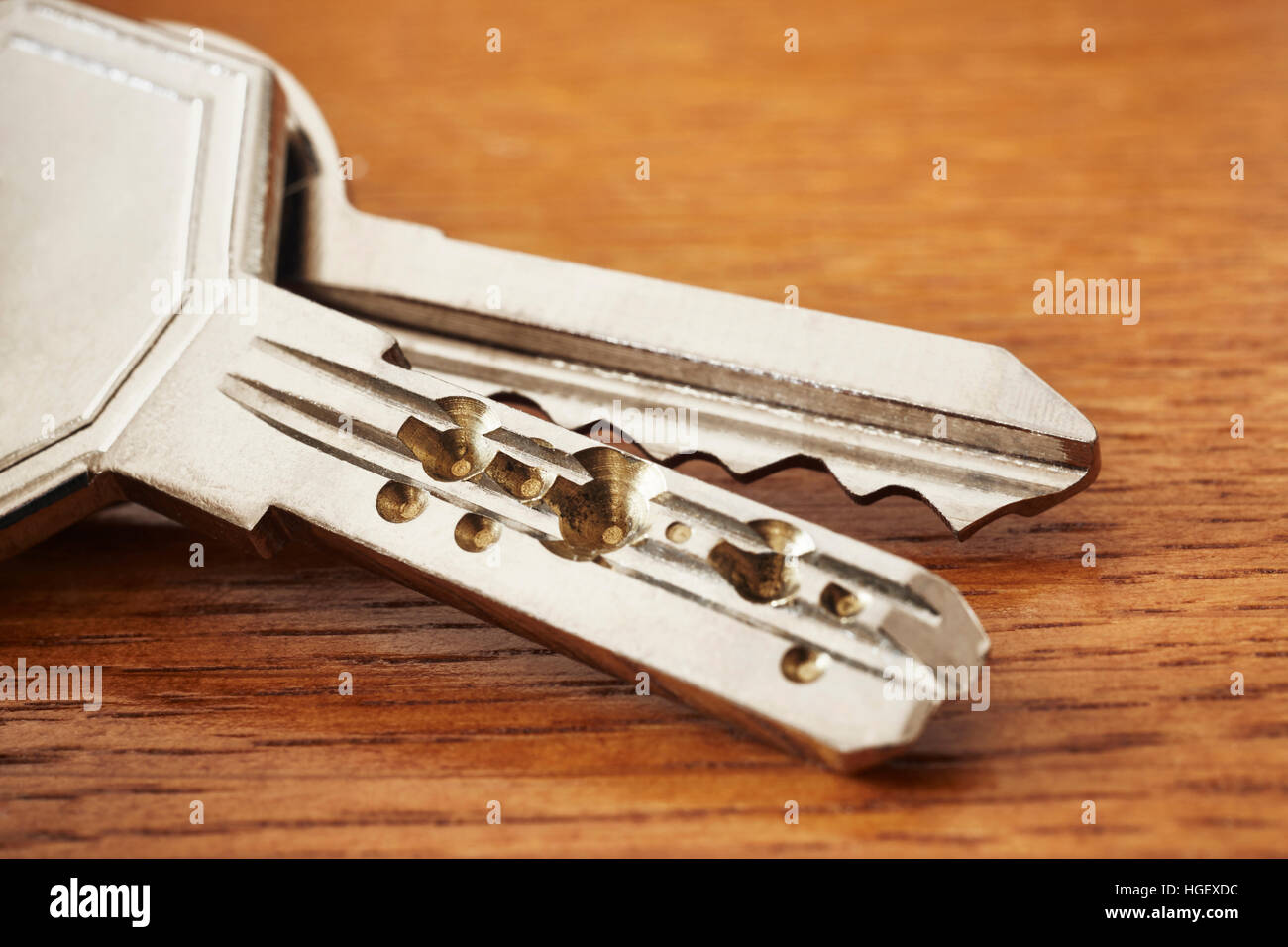 Due tasti dettaglio su una superficie di legno. Posizione orizzontale Foto Stock