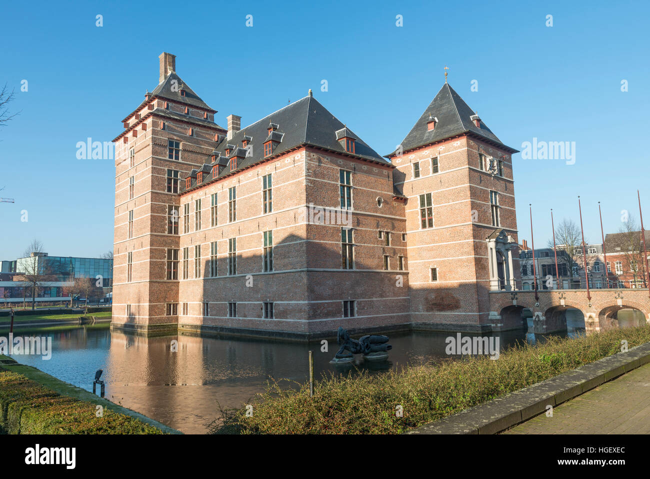 TURNHOUT-BELGIO-dicembre 30, 2016. Castello dei Duchi di Brabante (XII secolo). Nel XVIII e XIX secolo cadde in rovina e ha il ripristino Foto Stock