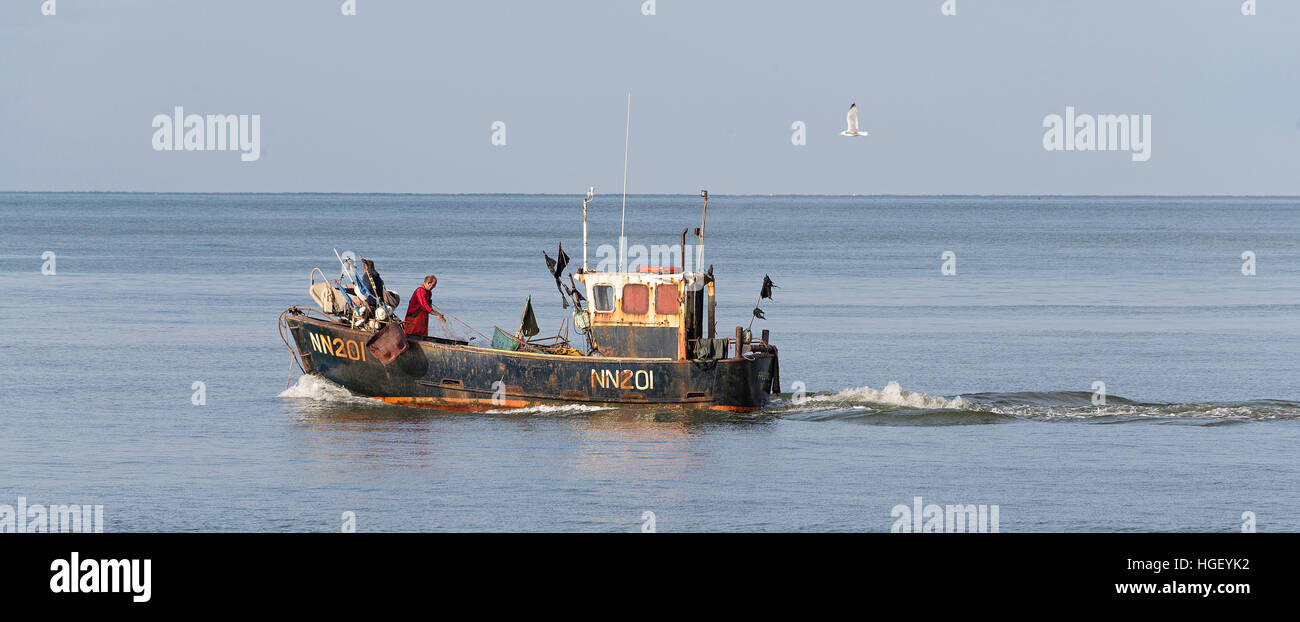 La pesca in barca a vela da Hastings beach, East Sussex, Inghilterra Foto Stock