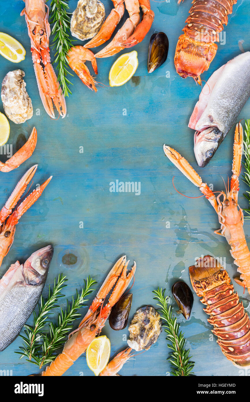 Piatti a base di frutti di mare freschi su sfondo blu Foto Stock
