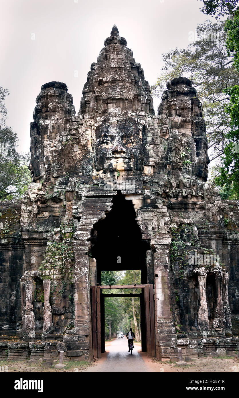 Modo di gate di Angkor Thom - Il Bayon XII o XIII secolo come ufficiale di stato tempio del Buddismo Mahayana Re Jayavarman VII, il Bayon sorge al centro di Jayavarman capitale dell'Angkor Thom ( Angkor complesso archeologico di diversi capitelli Impero Khmer 9-15secolo Angkor Wat, Angor Thom, tempio Bayon, Cambogia ) Foto Stock