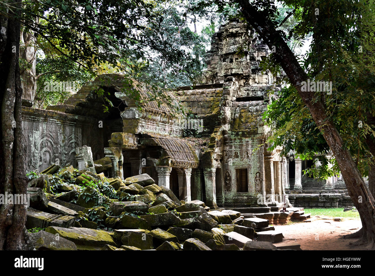 Ta Prohm in Cambogia, costruita in stile Bayon in gran parte nel tardo XII e inizio del XIII secolo e originariamente chiamato Rajavihara.( Angkor complesso archeologico di diversi capitelli Impero Khmer 9-15secolo ) Foto Stock