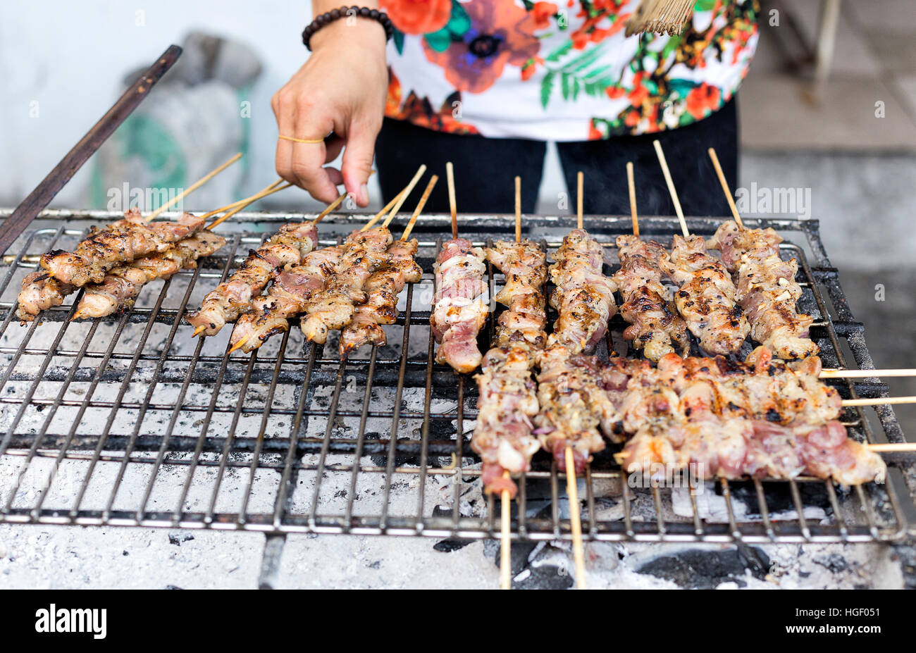 Tradizionali asiatici street food barbecue di carne in Vietnam. Foto Stock