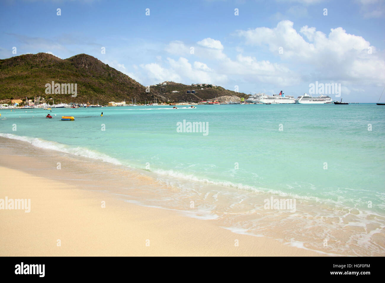 Philipsburg bella spiaggia con sabbia dorata e acque turchesi. Navi da Crociera in distanza, St Maarten, dei Caraibi. Foto Stock