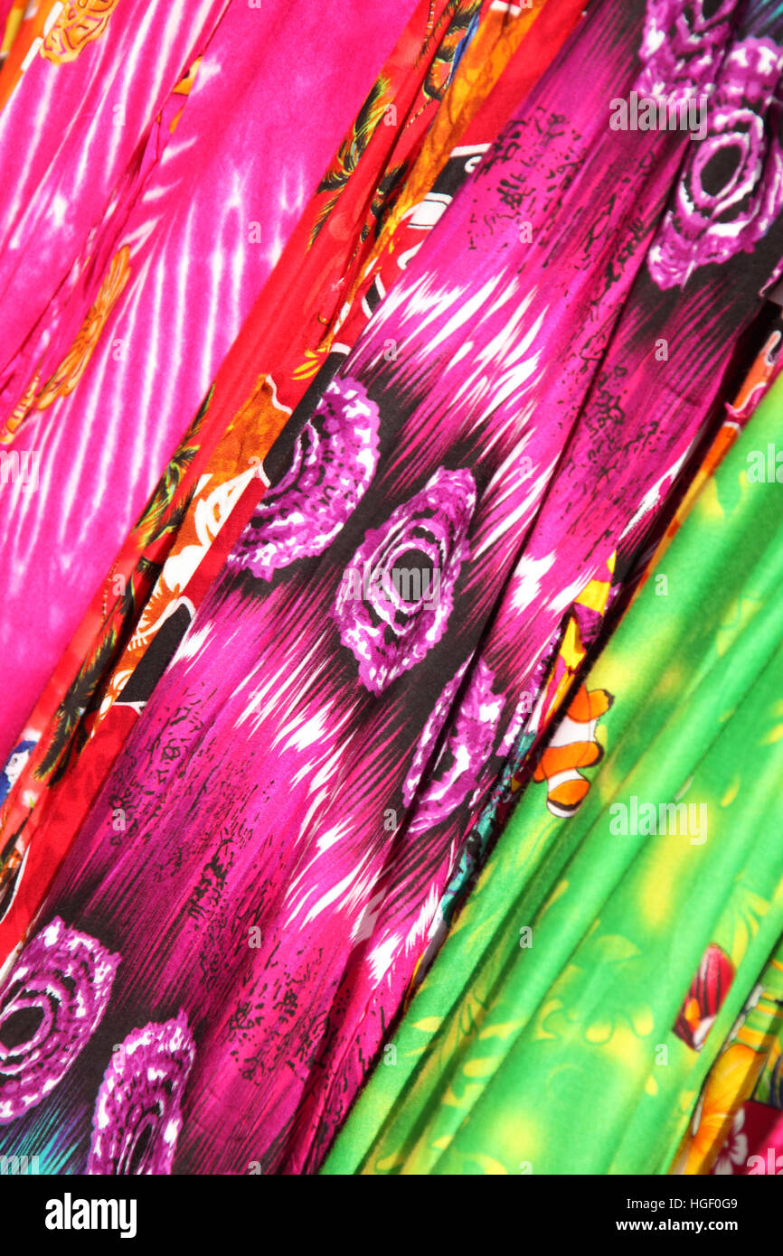 Luminoso colorato di tessuti stampati con una dei Caraibi o spiaggia hawaiana stile. Foto Stock