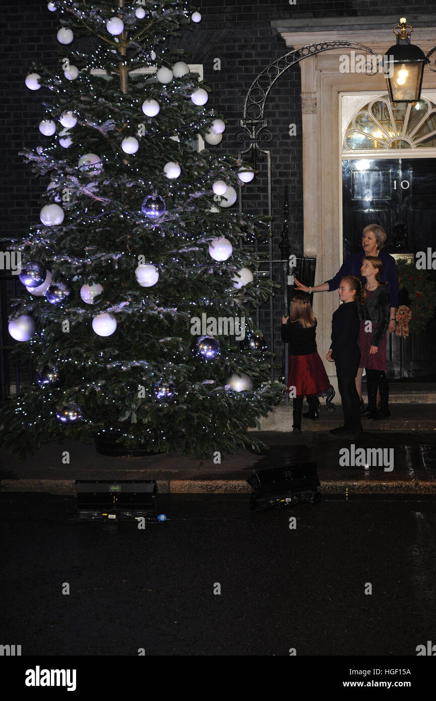 Il primo ministro Theresa Maggio illumina il Downing Street albero di Natale accompagnati dal coro con: Coro Scolastico, Teresa può dove: Londra, Regno Unito quando: 08 Dic 2016 Foto Stock