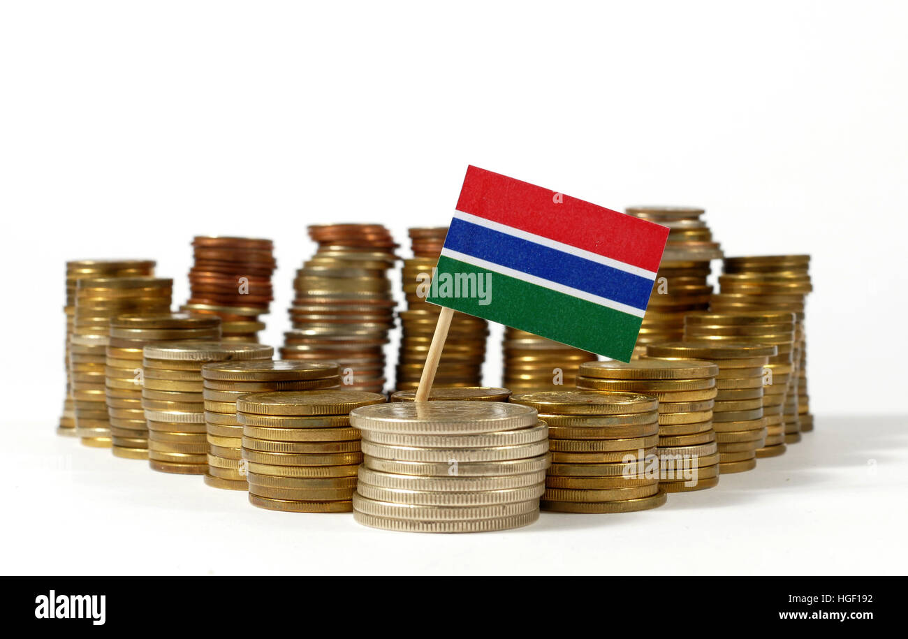 Gambia bandiera sventola con la pila di monete di denaro Foto Stock