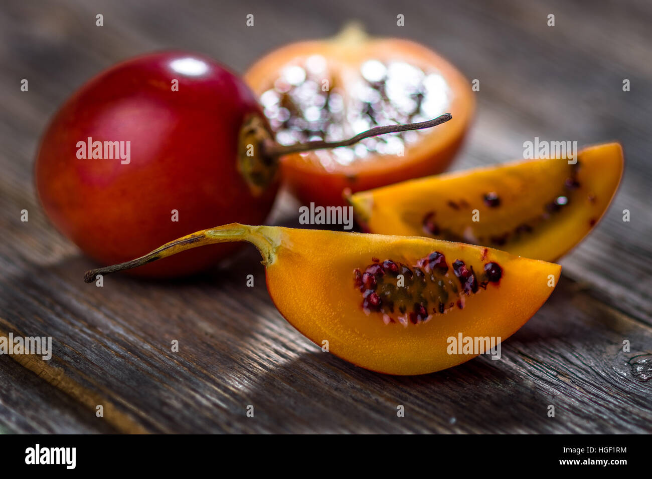 Frutta fresca tamarillo su sfondo di legno Foto Stock