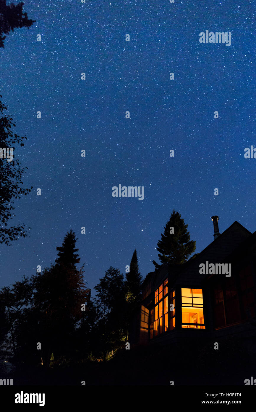 Notte stellata e il lago di casa nel Minnesota boschi del nord, STATI UNITI D'AMERICA Foto Stock