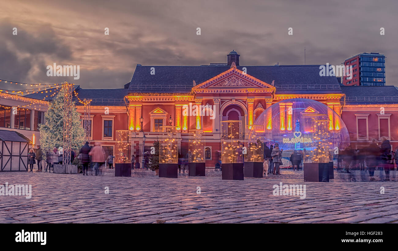 Klaipeda, Lituania: luci e decorazioni natalizie in piazza del teatro Foto Stock