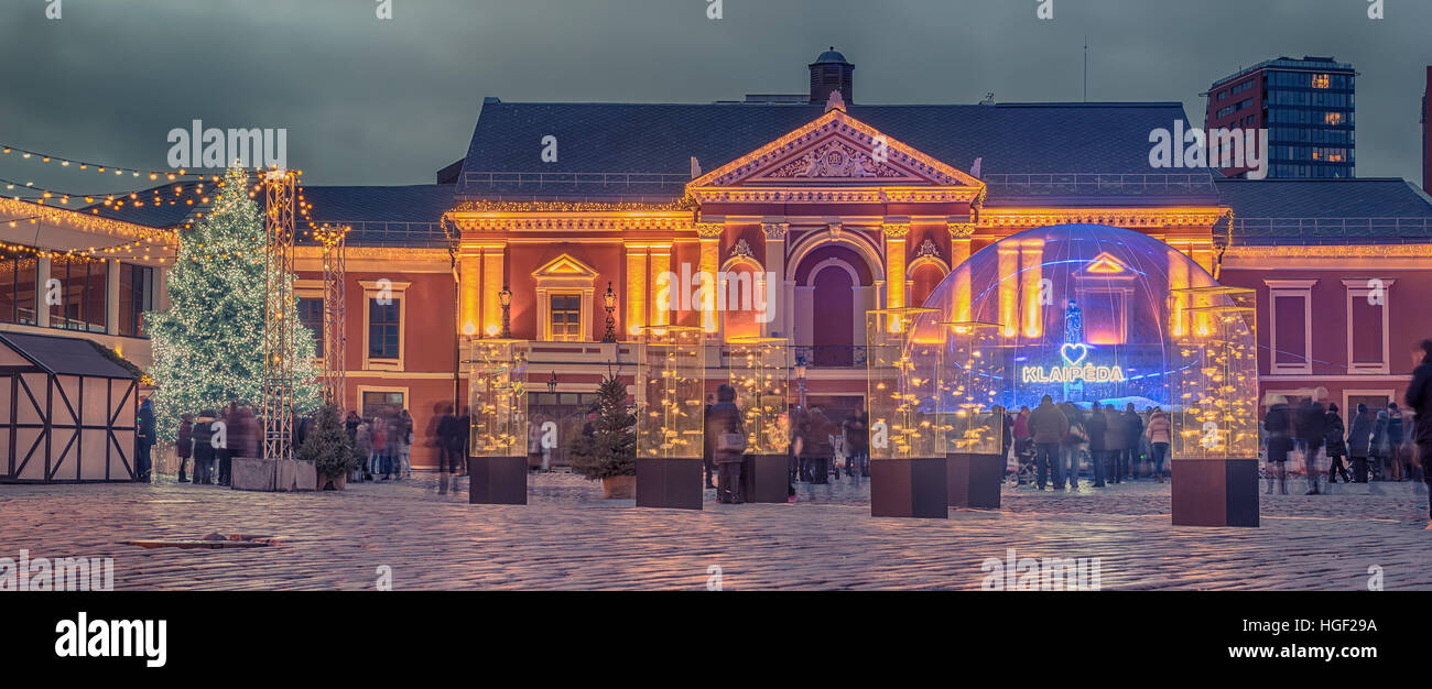 Klaipeda, Lituania: luci e decorazioni natalizie in piazza del teatro Foto Stock
