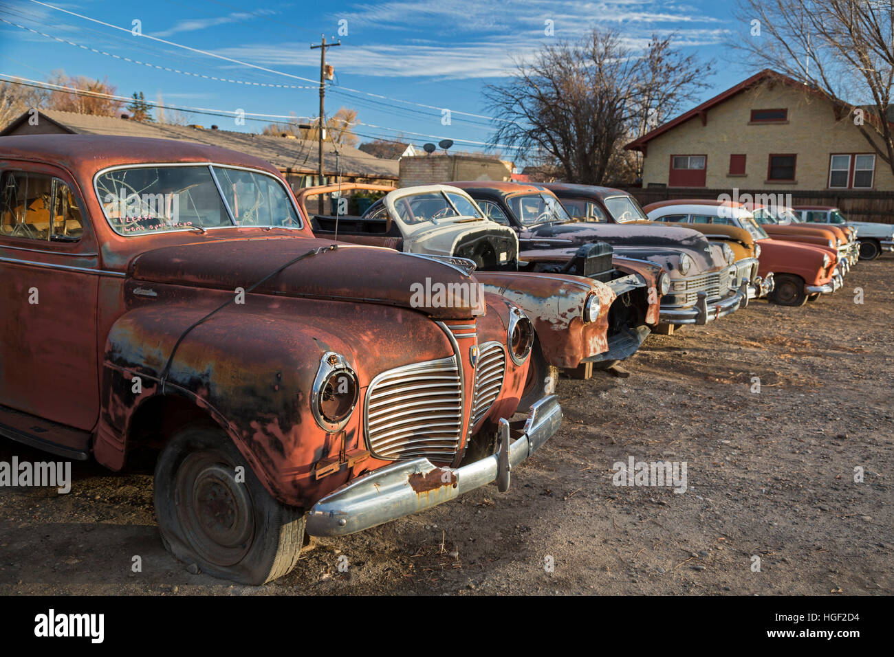 Delta, Colorado - arrugginito automobili classiche sul display alla Orval's automobili usate. Foto Stock