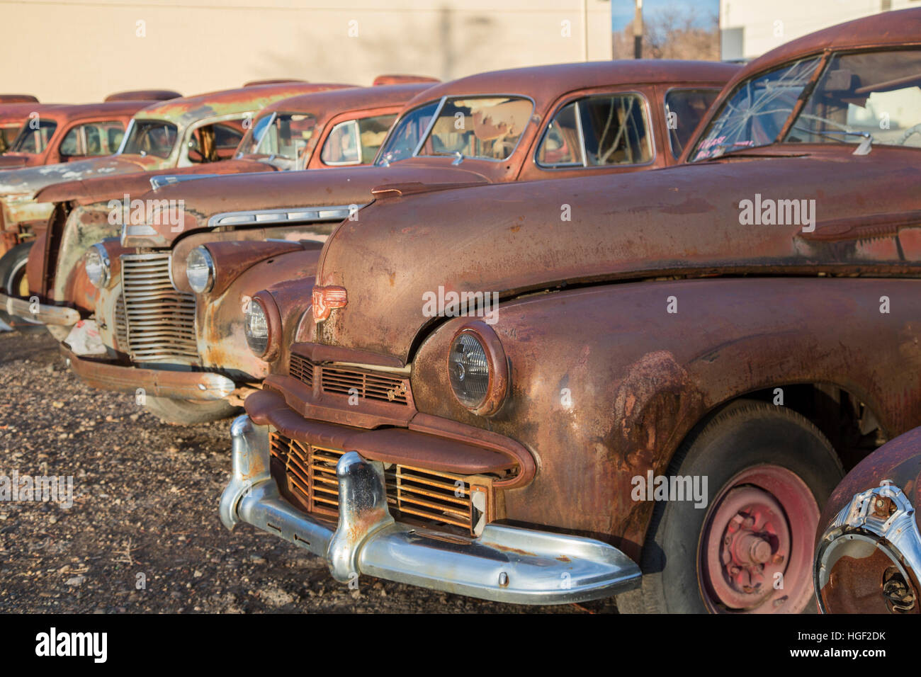 Delta, Colorado - arrugginito automobili classiche sul display alla Orval's automobili usate. Foto Stock