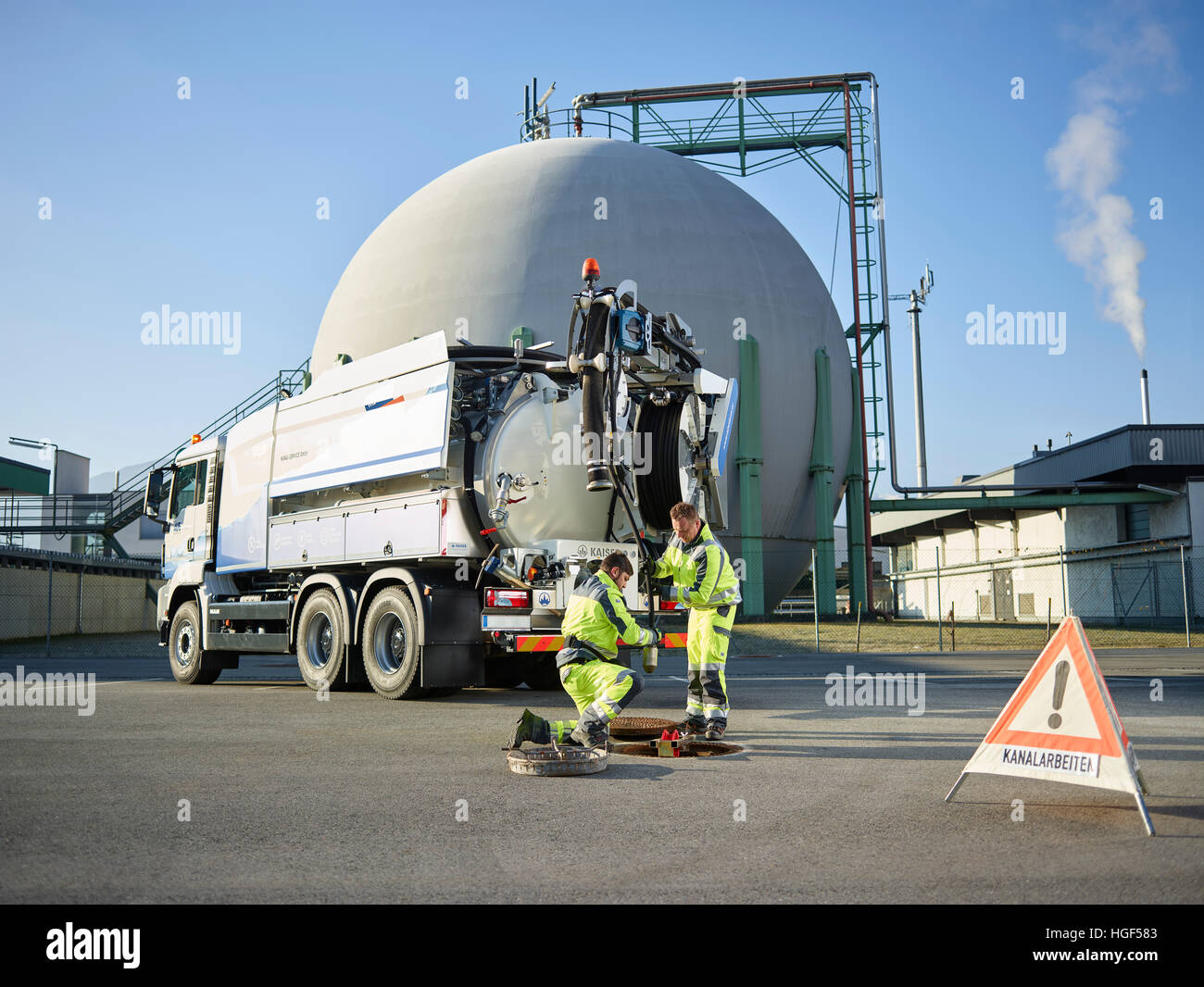 Pulizia di fognature, gas impianto di stoccaggio, pulizia tubo inserito nel canale, Innsbruck, in Tirolo, Austria Foto Stock