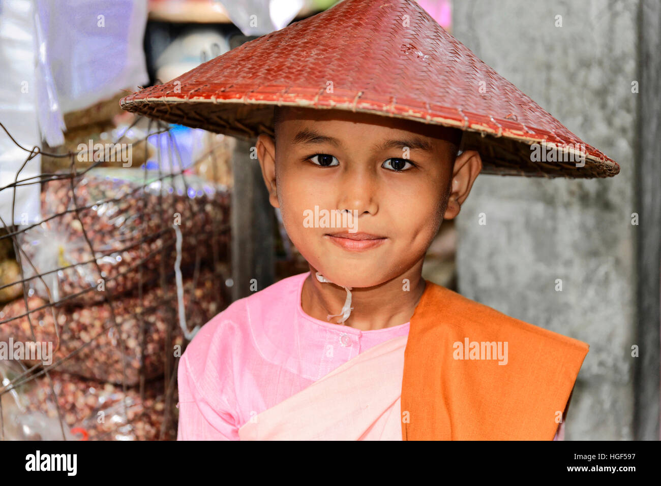 Giovane buddista nun, mendicare il debuttante, Mandalay Myanmar Foto Stock