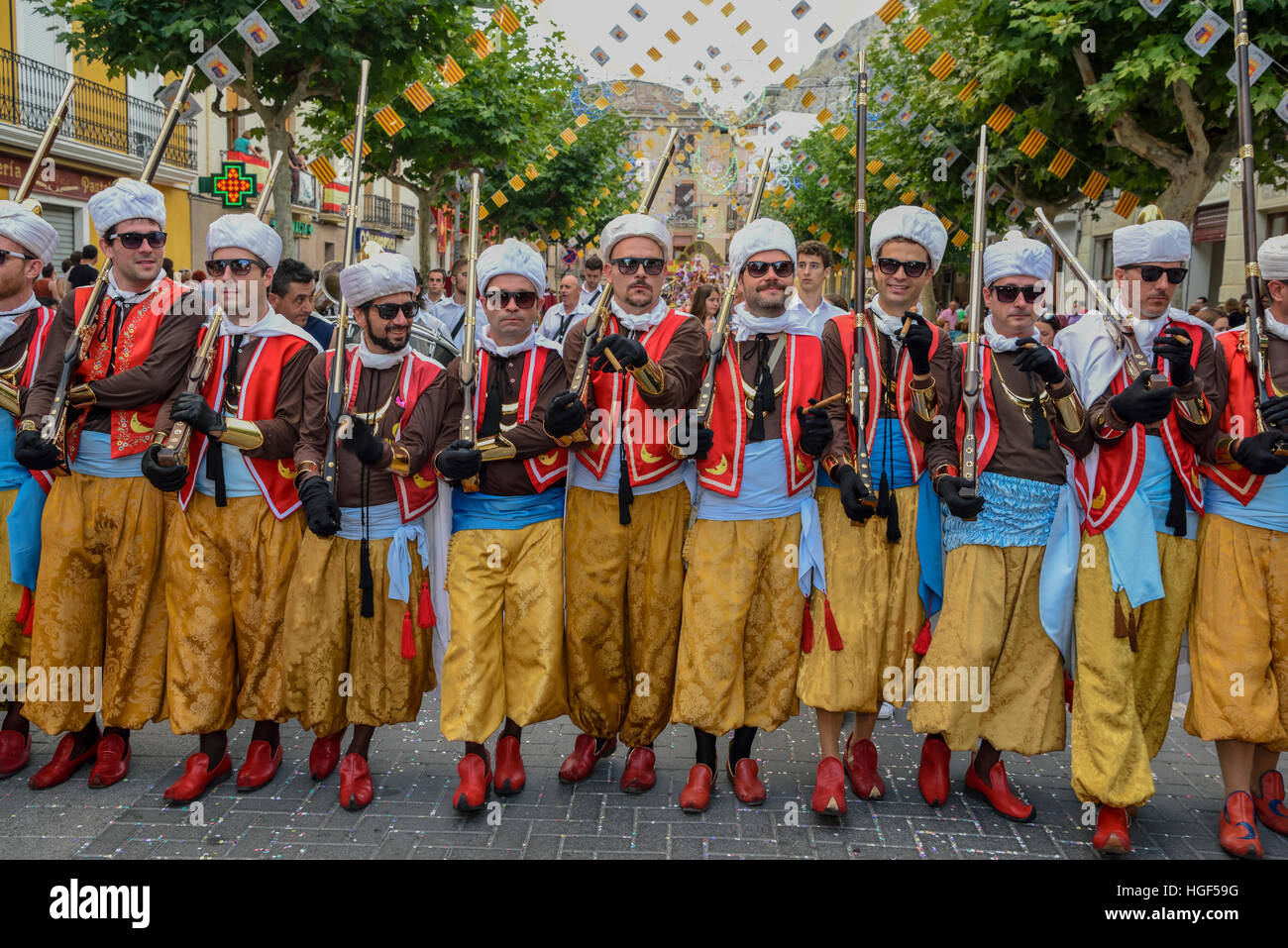 Gruppo in abiti tradizionali, Mori e Cristiani Parade, moros y cristianos, Jijona o Xixona, Provincia di Alicante Foto Stock