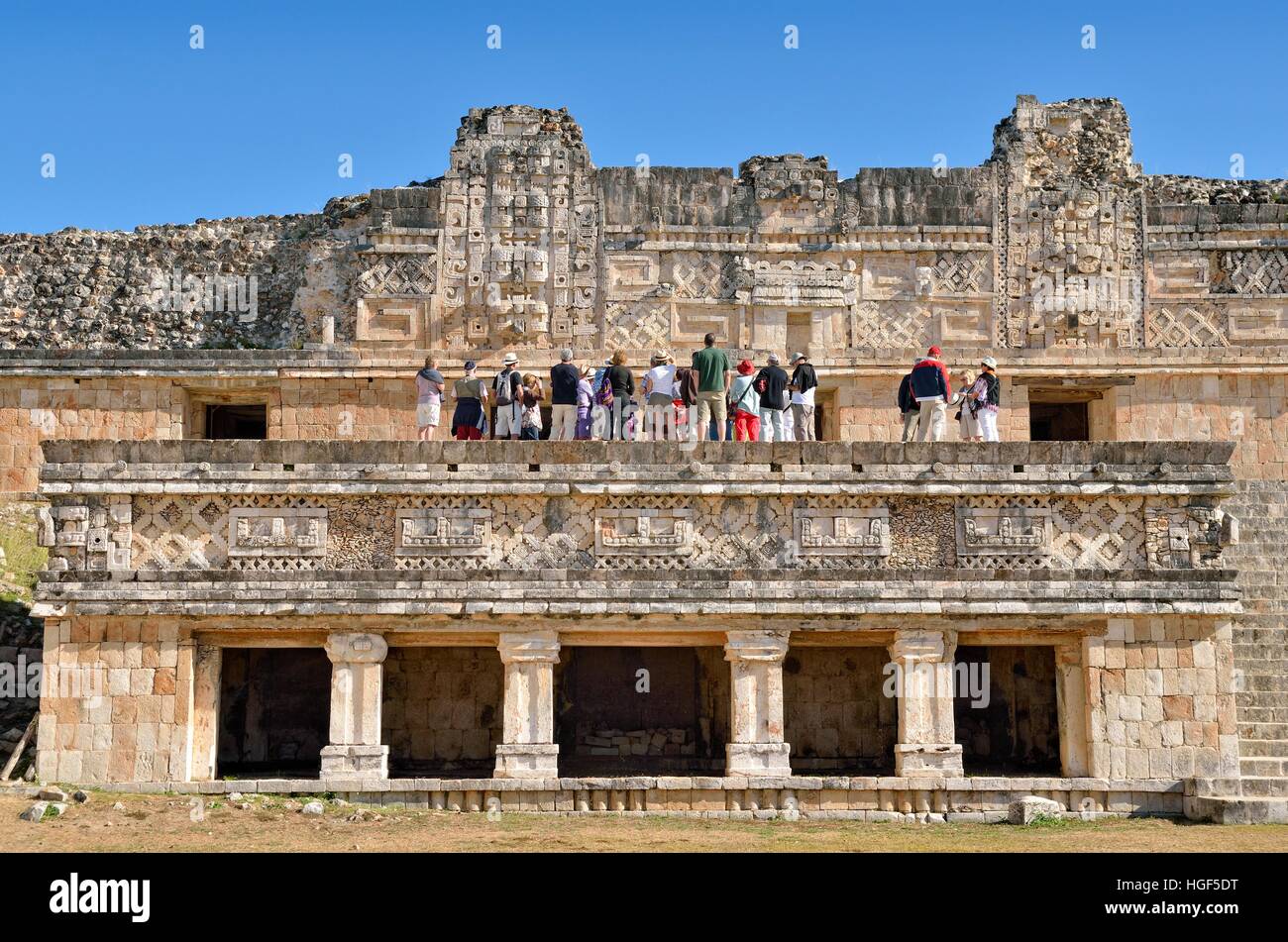 I turisti su Cuadrangulo de las Monjas, monacale del quadrangolo, antica città maya di Uxmal, Yucatan, Messico Foto Stock
