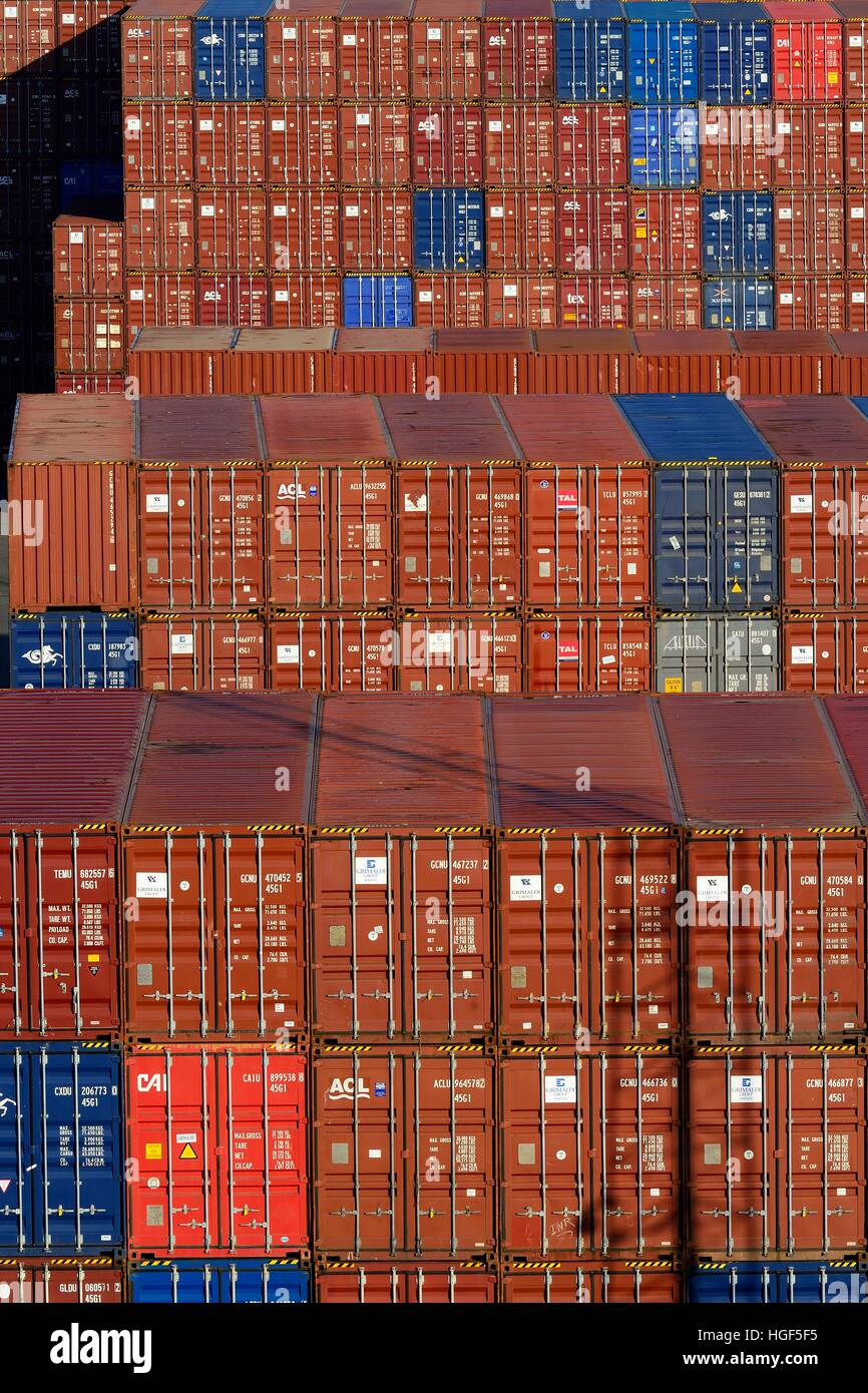 Contenitori impilati nel porto di Anversa, Belgio Foto Stock